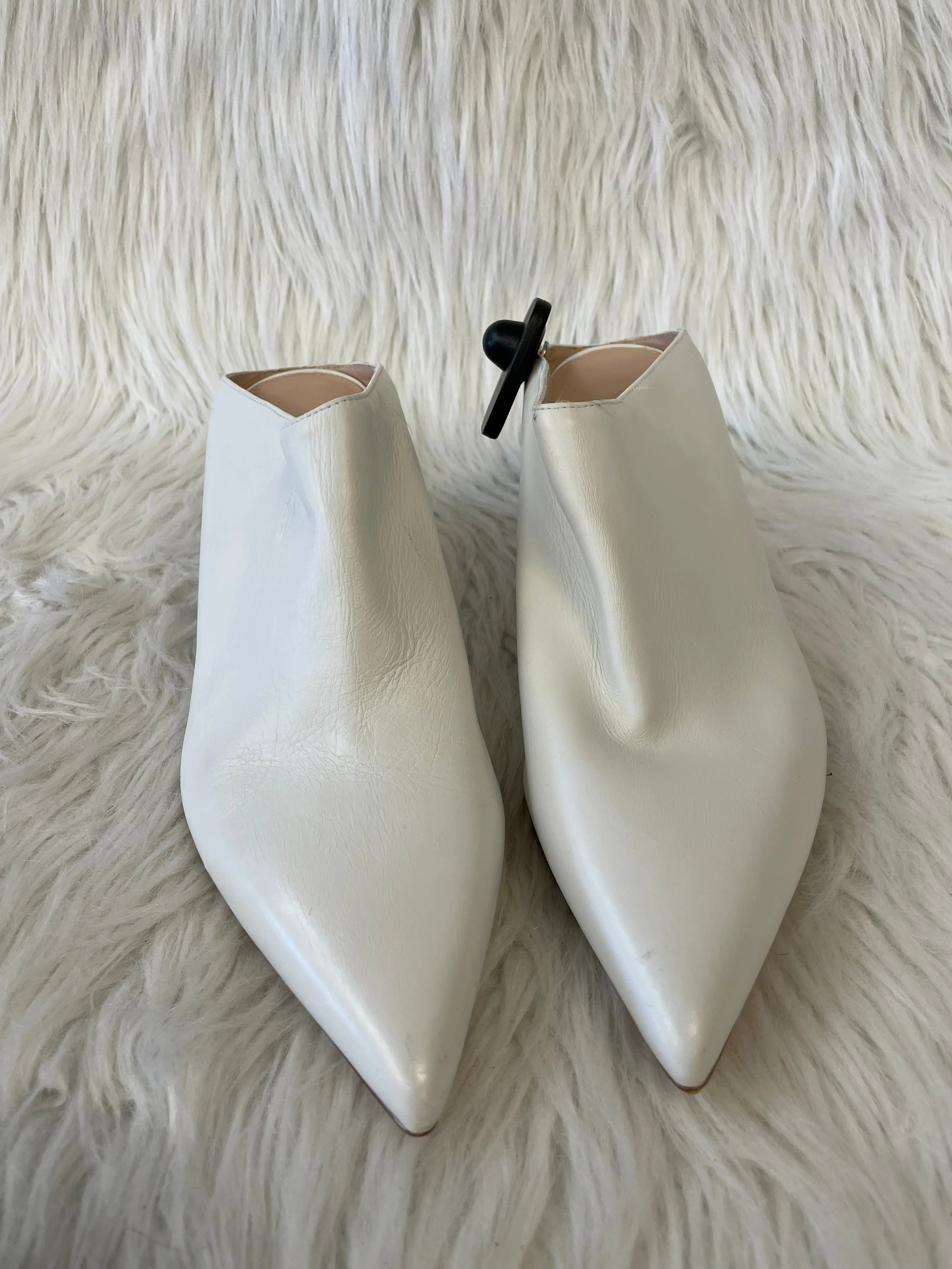 Shoes Designer By Stuart Weitzman In White, Size: 8.5