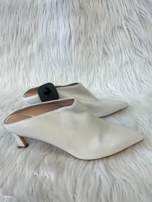 Shoes Designer By Stuart Weitzman In White, Size: 8.5