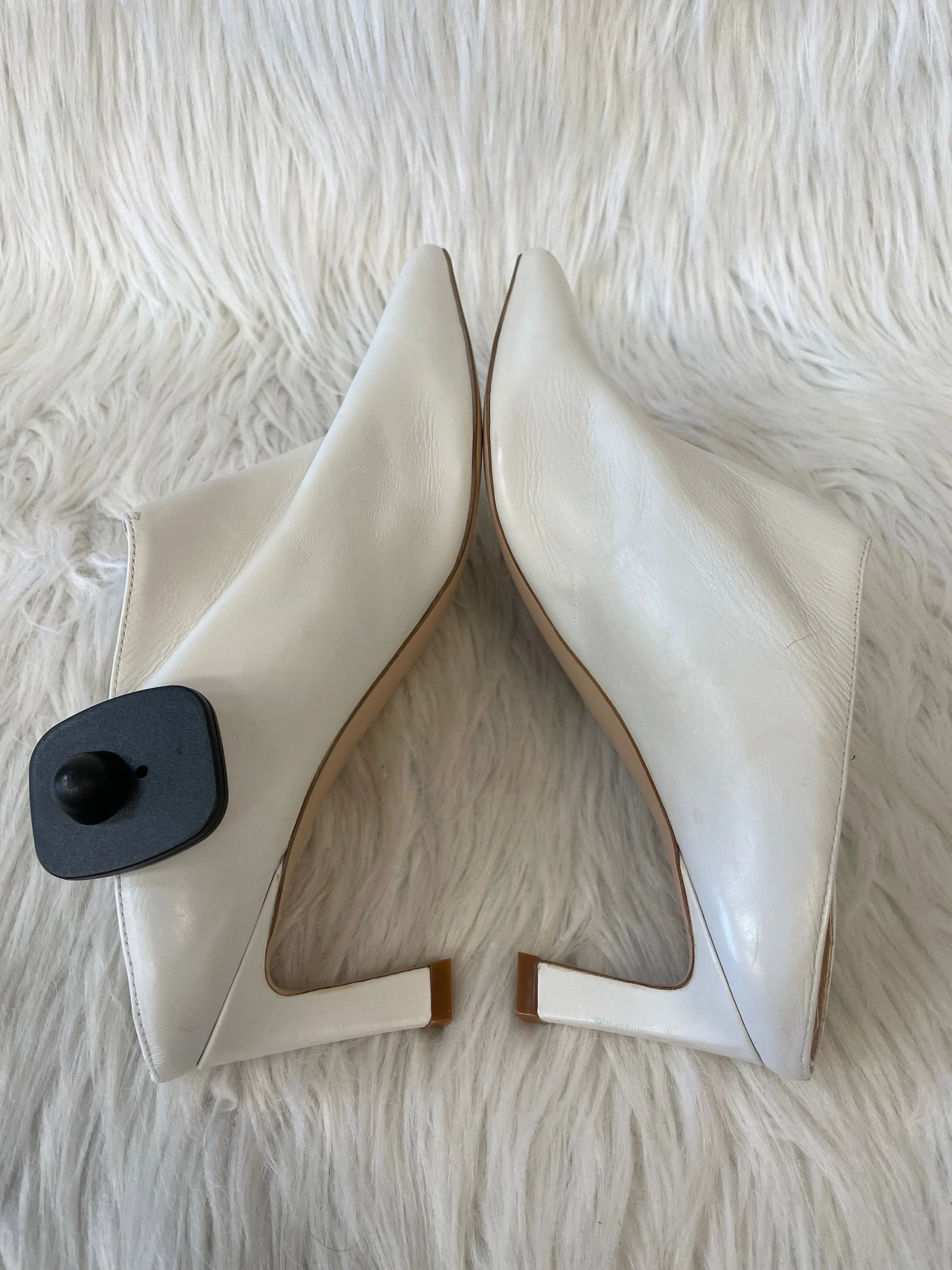 Shoes Designer By Stuart Weitzman In White, Size: 8.5