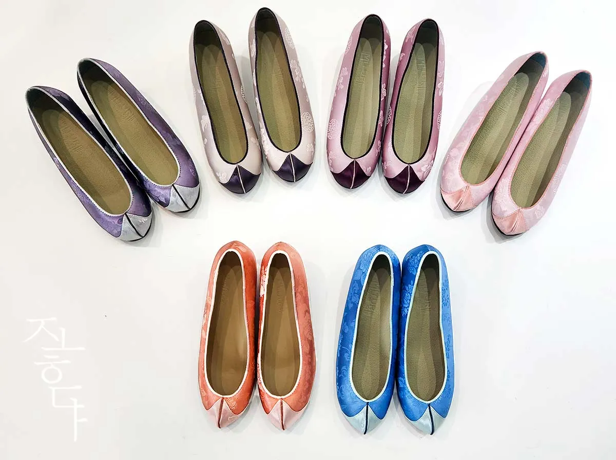 Women Hanbok Shoes in Ash Pink Kkotshin