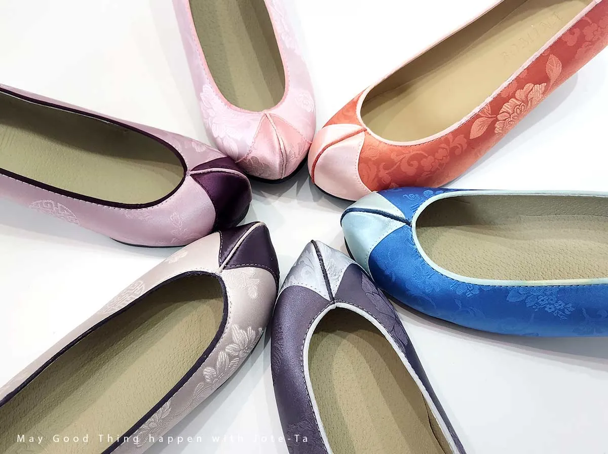 Women Hanbok Shoes in Ash Pink Kkotshin
